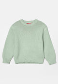 Hellgrüner Strickpullover mit rundem Ausschnitt, strukturiertem Muster im oberen Bereich sowie gerippten Bündchen und Saum.