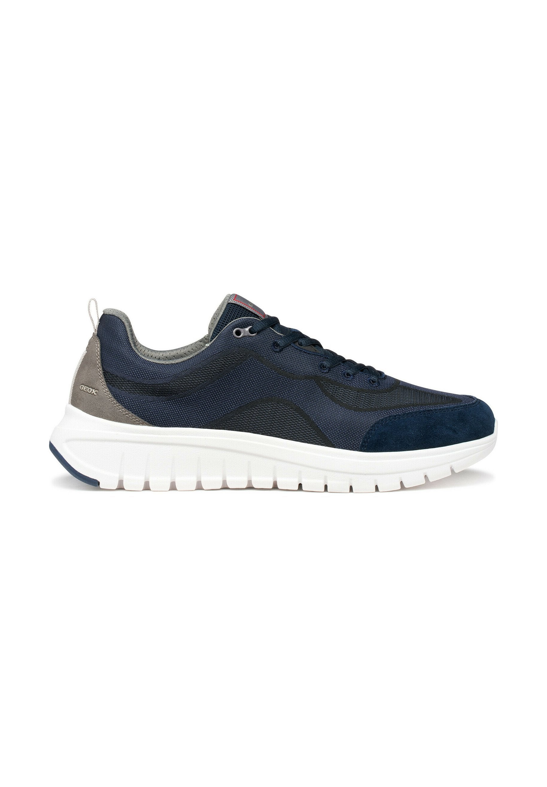 Sportlicher Schuh aus marineblauem Mesh und Wildleder mit weißer Sohle, strukturierten Akzenten und grauem Kragen. Verfügt über trendige Schnürung und Logodetail an der Ferse.