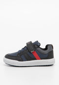 Schwarze und marineblaue Sneaker mit einem roten Akzentstreifen, Klettverschluss, strukturiertem Synthetik-Obermaterial und Gummisohle mit Rillenmuster.