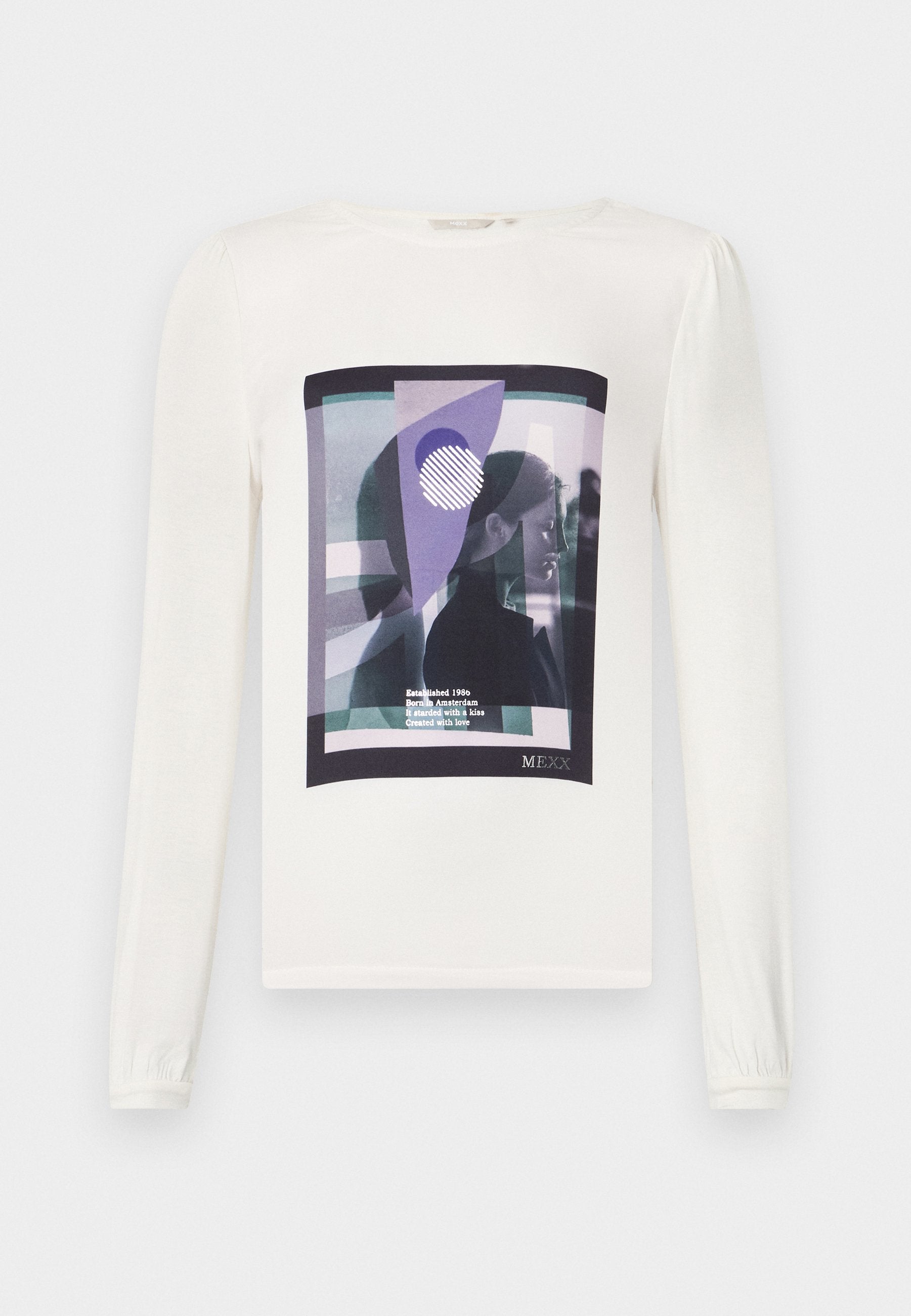 Beige Langarm-T-Shirt aus Baumwolle mit einem mehrfarbigen Grafikdruck, der abstrakte Formen und Text in der Mitte zeigt. Geraffte Ärmel.