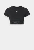 Schwarzes, kurzes Sportoberteil mit kurzen Ärmeln, das ein weißes Nike-Logo und einen strukturierten Bund mit dem Muster "NIKE" am Saum aufweist.