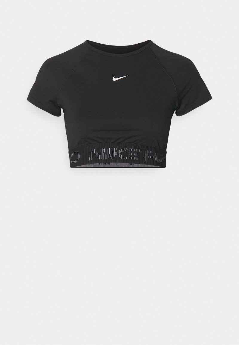 Schwarzes, kurzes Sportoberteil mit kurzen Ärmeln, das ein weißes Nike-Logo und einen strukturierten Bund mit dem Muster "NIKE" am Saum aufweist.