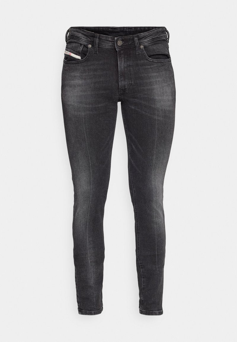 Schlanke Jeans aus dunkelgrauem Denim. Verfügt über ein Fünf-Taschen-Design, Gürtelschlaufen und eine subtile, abgenutzte Textur entlang der Beine.