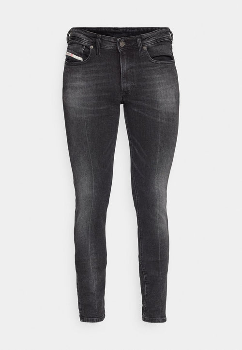 Schlanke Jeans aus dunkelgrauem Denim. Verfügt über ein Fünf-Taschen-Design, Gürtelschlaufen und eine subtile, abgenutzte Textur entlang der Beine.