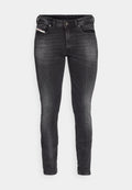 Schlanke Jeans aus dunkelgrauem Denim. Verfügt über ein Fünf-Taschen-Design, Gürtelschlaufen und eine subtile, abgenutzte Textur entlang der Beine.