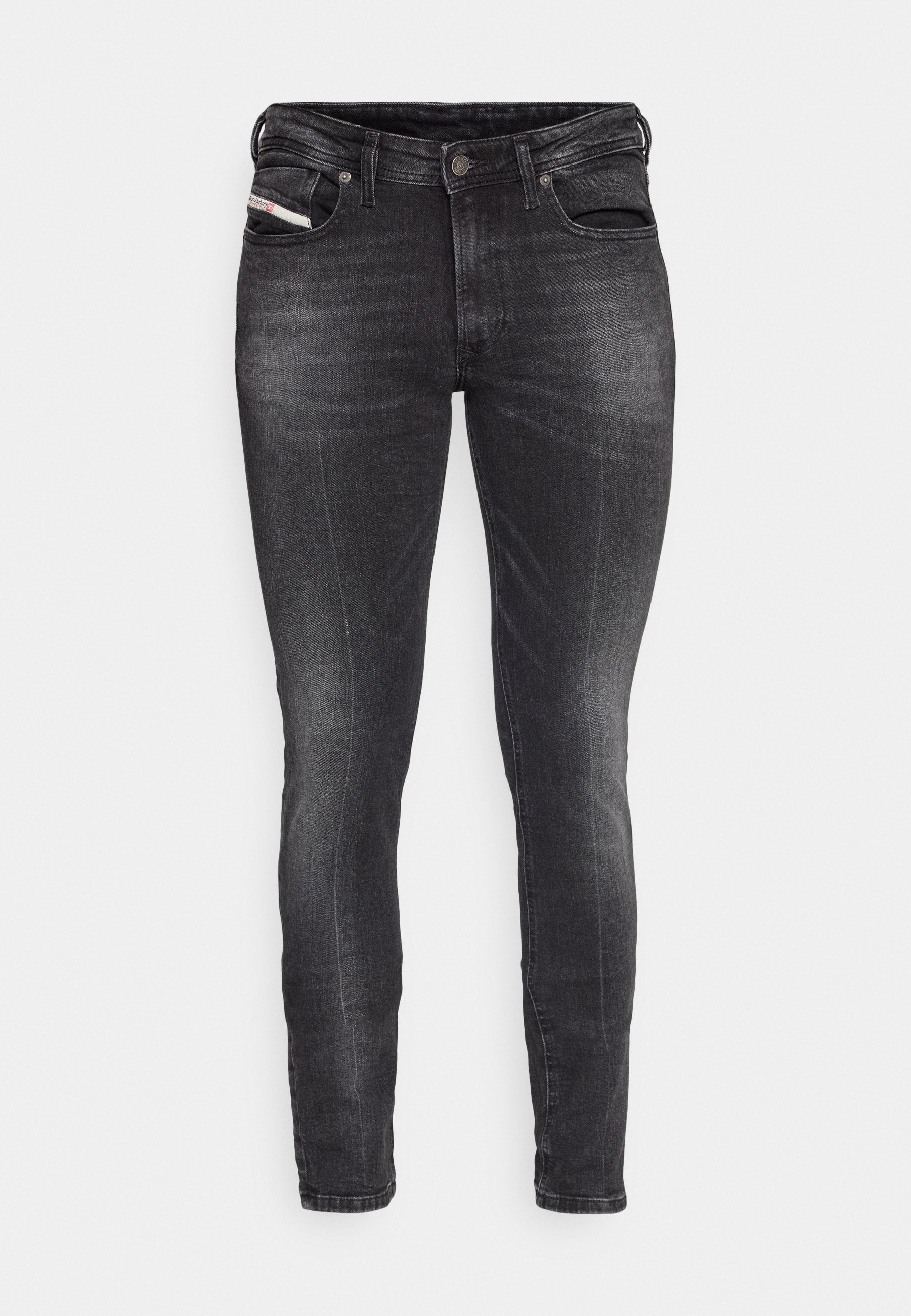 Schlanke Jeans aus dunkelgrauem Denim. Verfügt über ein Fünf-Taschen-Design, Gürtelschlaufen und eine subtile, abgenutzte Textur entlang der Beine.