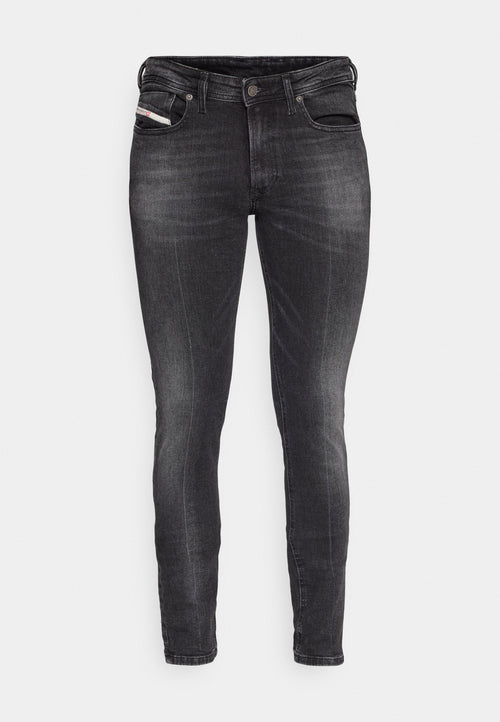 Schlanke Jeans aus dunkelgrauem Denim. Verfügt über ein Fünf-Taschen-Design, Gürtelschlaufen und eine subtile, abgenutzte Textur entlang der Beine.