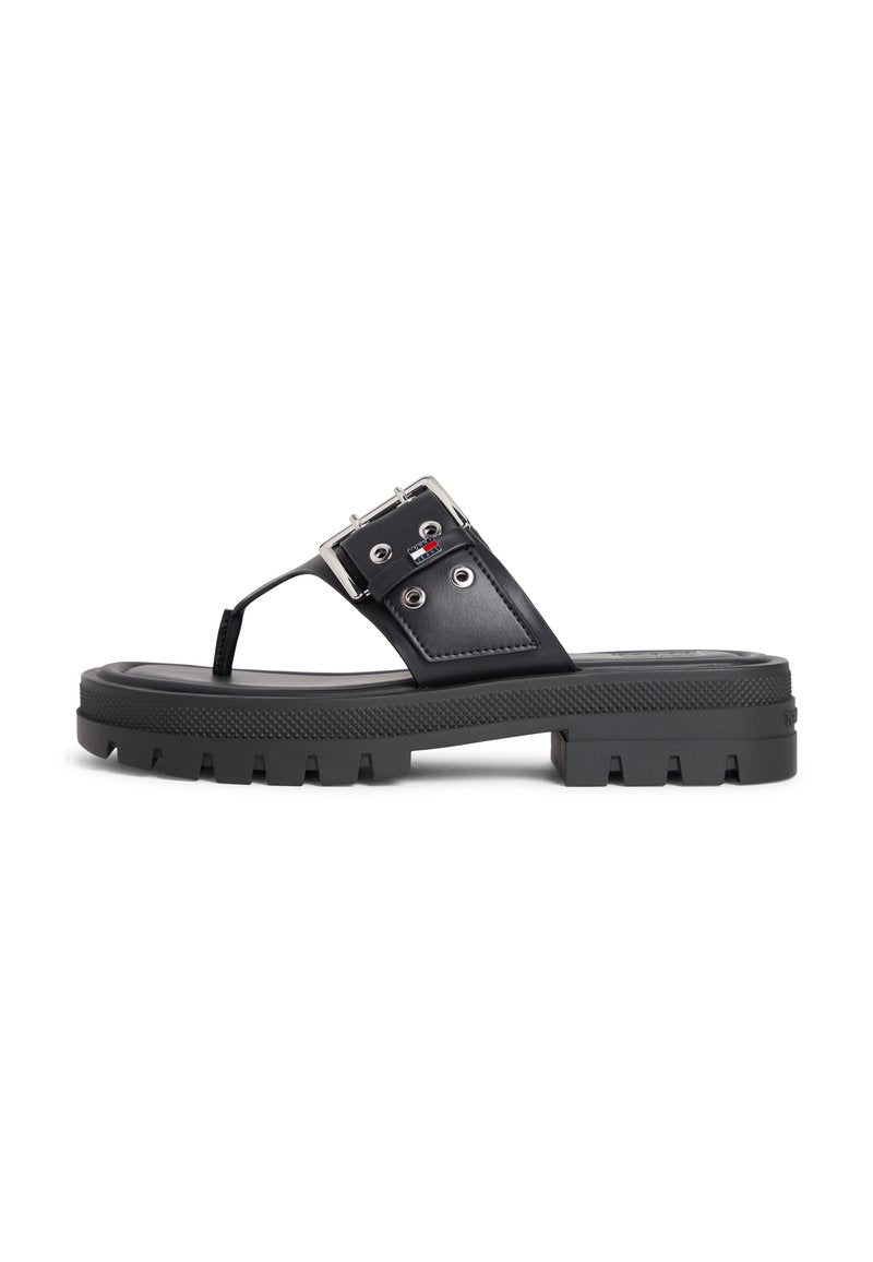 Schwarze Sandale mit klobiger Sohle, breitem Riemen, silberner Schnalle und Zehensteg, mit kleinem rot-weiß-blauem Logo an der Seite.