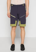 Kurze, marineblaue Shorts mit grünen Akzenten, mehreren Reißverschlusstaschen und einem atmungsaktiven Stoff. Verfügt über einen flachen Bund und kontrastierende Besätze.