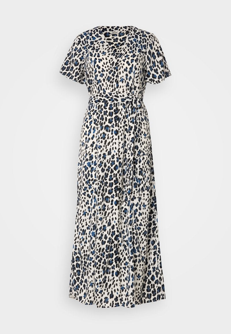 Kleid in Midi-Länge aus leichtem Stoff, mit einem Leopardenmuster in Schwarz und Blau auf einem cremefarbenen Hintergrund, kurzen Ärmeln und einem taillierten Gürtel.