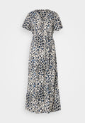 Kleid in Midi-Länge aus leichtem Stoff, mit einem Leopardenmuster in Schwarz und Blau auf einem cremefarbenen Hintergrund, kurzen Ärmeln und einem taillierten Gürtel.