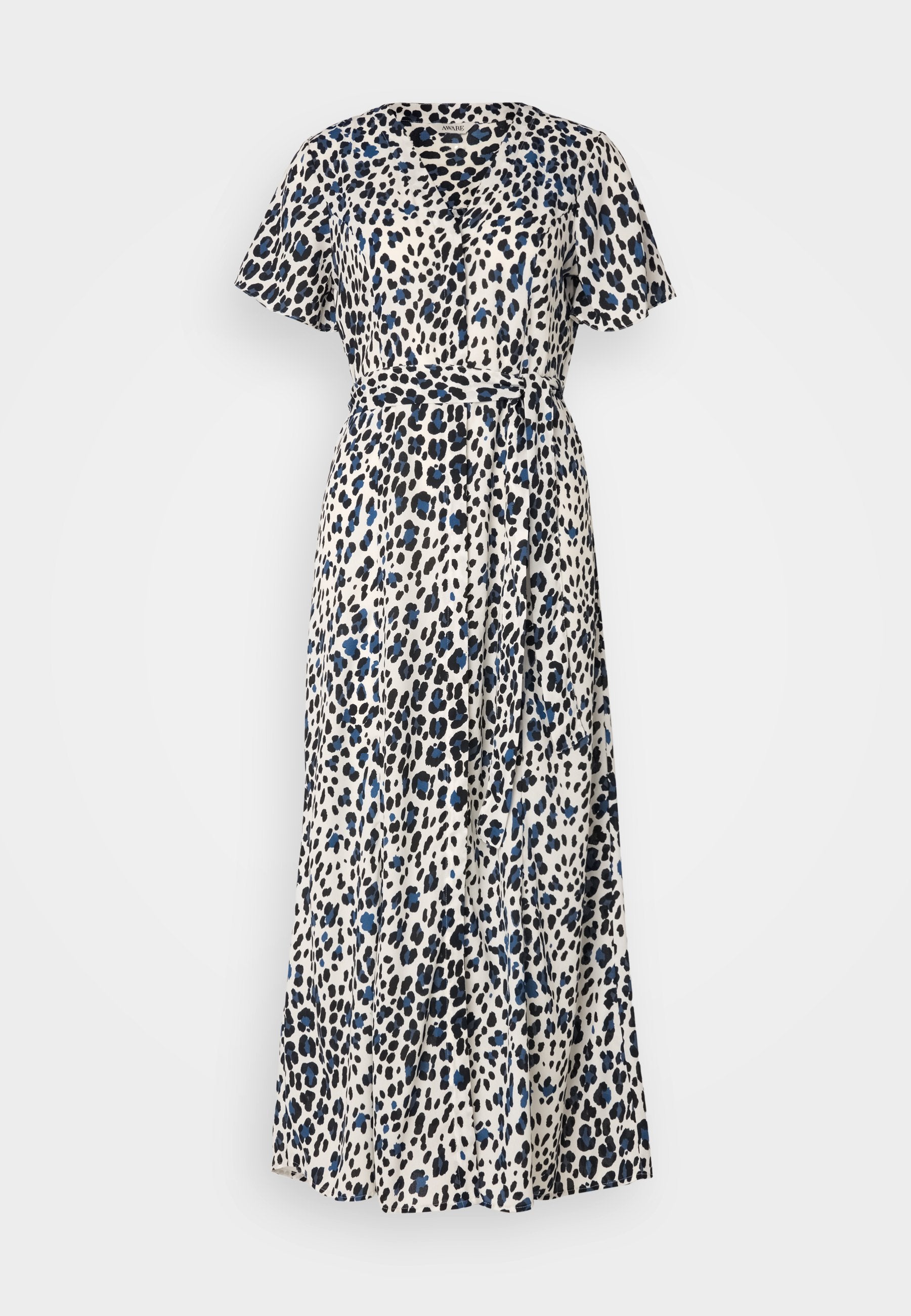 Kleid in Midi-Länge aus leichtem Stoff, mit einem Leopardenmuster in Schwarz und Blau auf einem cremefarbenen Hintergrund, kurzen Ärmeln und einem taillierten Gürtel.
