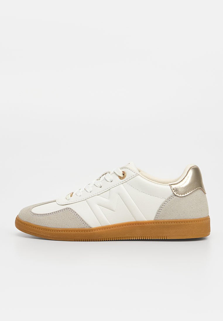 Weißer und beiger Sneaker mit hellbrauner Sohle, goldenem Fersendetail, weißen Schnürsenkeln und geprägtem „M“ an der Seite.