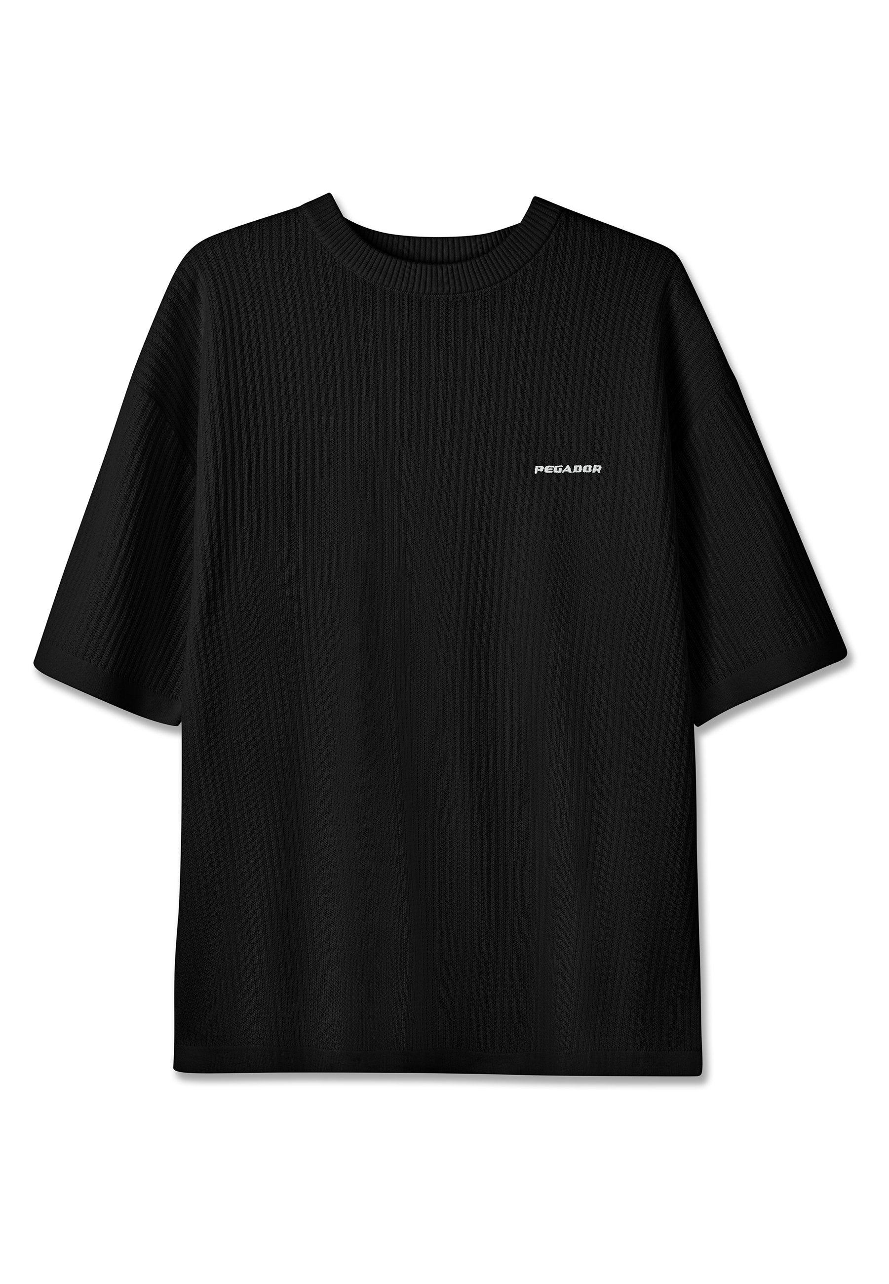 Schwarzer gerippter Kurzarmpullover mit rundem Ausschnitt und kleinem weißem "PEGADOR"-Logo auf der linken Brust.