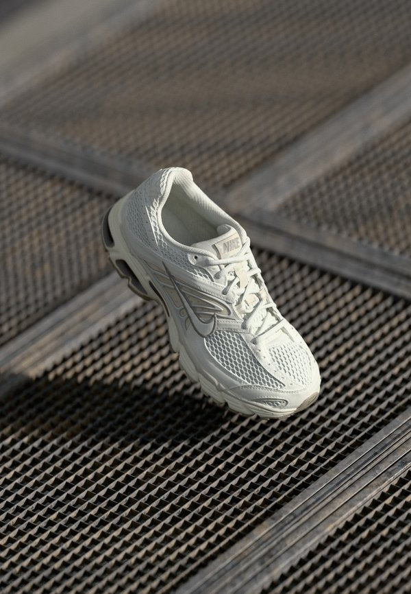 Nike Sportswear AIR MAX MOTO 2K - Trainers - phantom/metallic summit white/light bone/sail/college grey