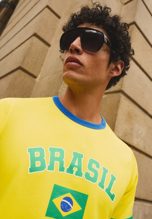 Bershka FOOTBALL WORLD CUP - Print T-shirt - yellow