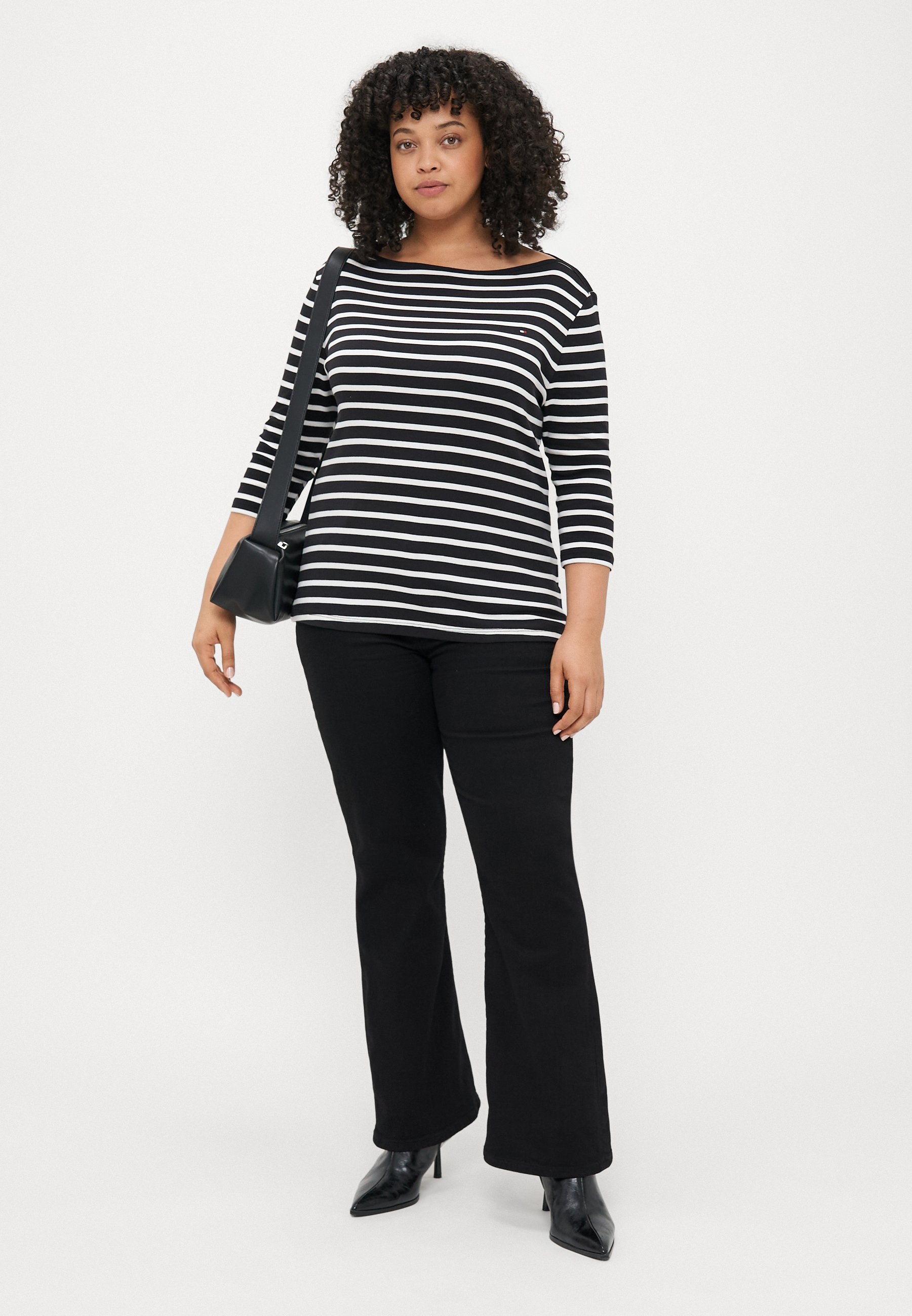 CURVE BOAT NECK THREE-QUARTER SLEEVE T-SHIRT Media 2