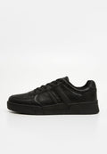Schwarze Sneaker aus glattem synthetischem Leder, mit kontrastierenden horizontalen Streifen, einer runden Spitze und einer strukturierten Gummisohle.