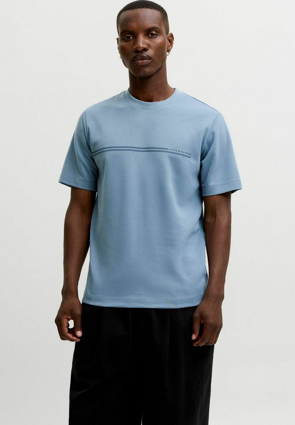 Jack & Jones JCOFUSION CHEST BRAND TEE SS CREW SN - Print T-shirt - blue mirage