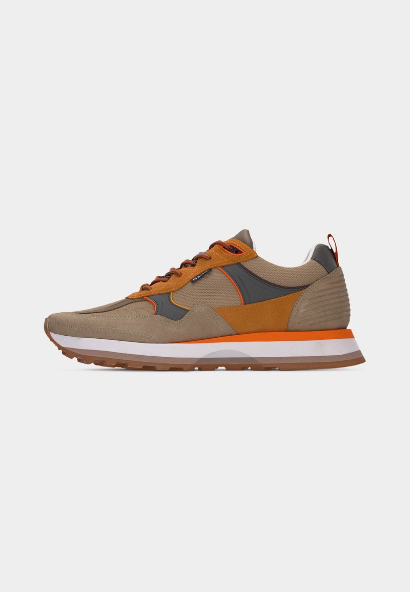 Herren-Sneaker in Beige und Orange mit braunen Akzenten, Schnürdesign, Gummisohle und strukturierten Details an Ferse und Seiten.
