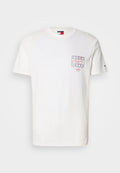 Weißes Baumwoll-T-Shirt mit kurzen Ärmeln, das ein mehrfarbiges Logo auf der linken Brust und einen kleinen Markenakzent am Ärmel aufweist.