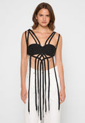 Schwarzer, taillierter Bralette aus strukturiertem Stoff, mit mehreren Trägern, die ein einzigartiges, offenes Design und verlängerte Akzente schaffen, die nach unten fließen.