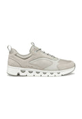 Hellgraue Sneakers mit einer Kombination aus glatten und Wildleder-Oberflächen, runder Fußspitze, weißer Dämpfungssohle und grauen Akzenten.