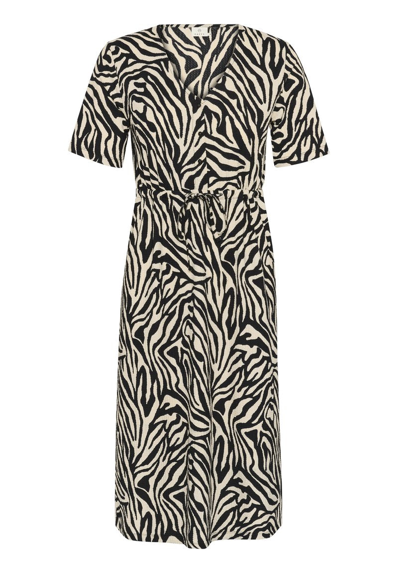 Kurzärmeliges Kleid mit einem schwarz-cremefarbenen Zebra-Muster, V-Ausschnitt und einem gebundenen Taillendetail. Aus leichtem Stoff gefertigt.