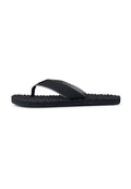 Schwarze Flip-Flops mit einer strukturierten Gummisohle, einem glatten Riemen und einem grauen Akzentband. Die Sohle weist ein wellenförmiges Muster zur besseren Griffigkeit auf.