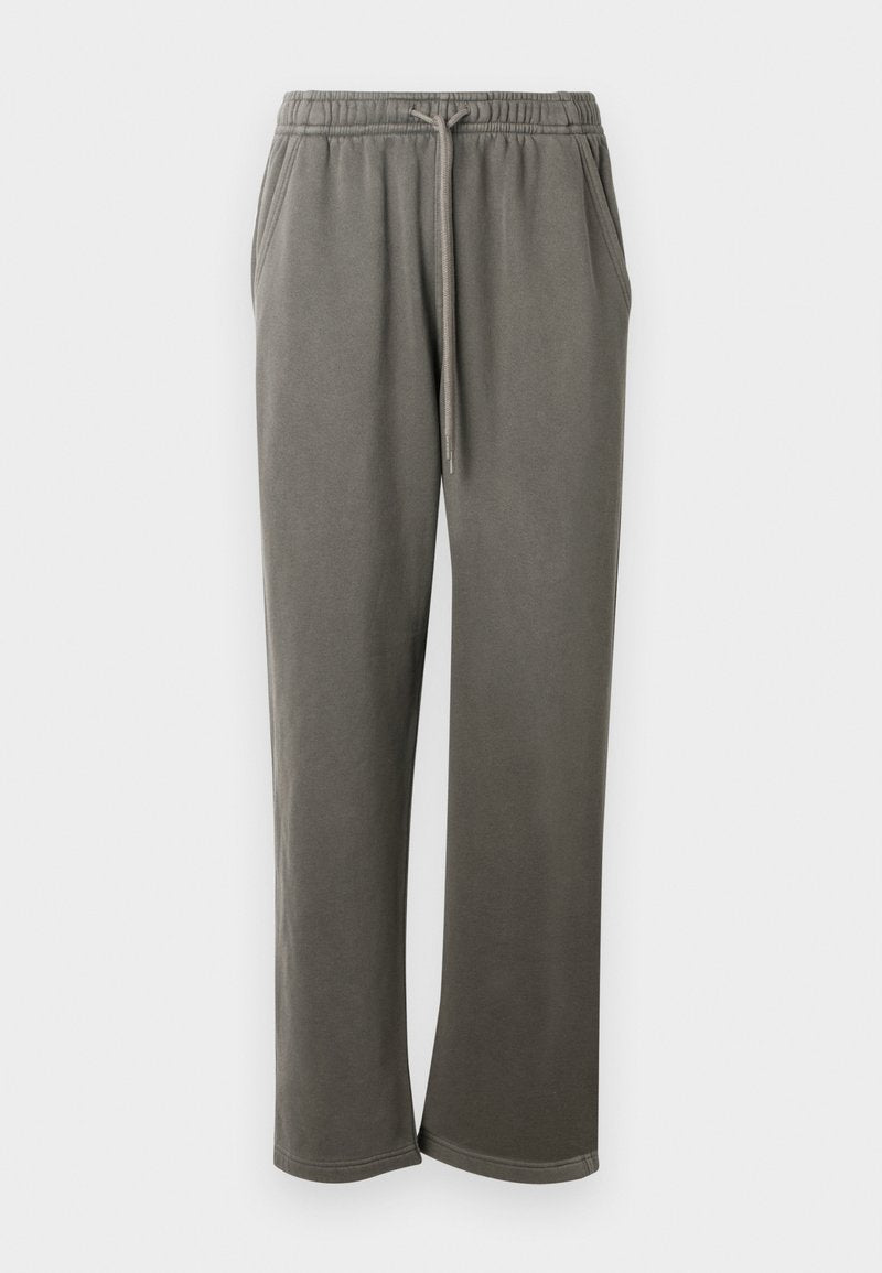 Graue Baumwoll-Sweatpants mit elastischem Bund und Kordelzug, seitlichen Taschen und einer lockeren Passform über die Beine.