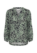 Schwarze Bluse mit grünem Leopardenmuster, V-Ausschnitt, langen Ärmeln und leicht gebogenem Saum. Hergestellt aus einem leichten, halbtransparenten Stoff.