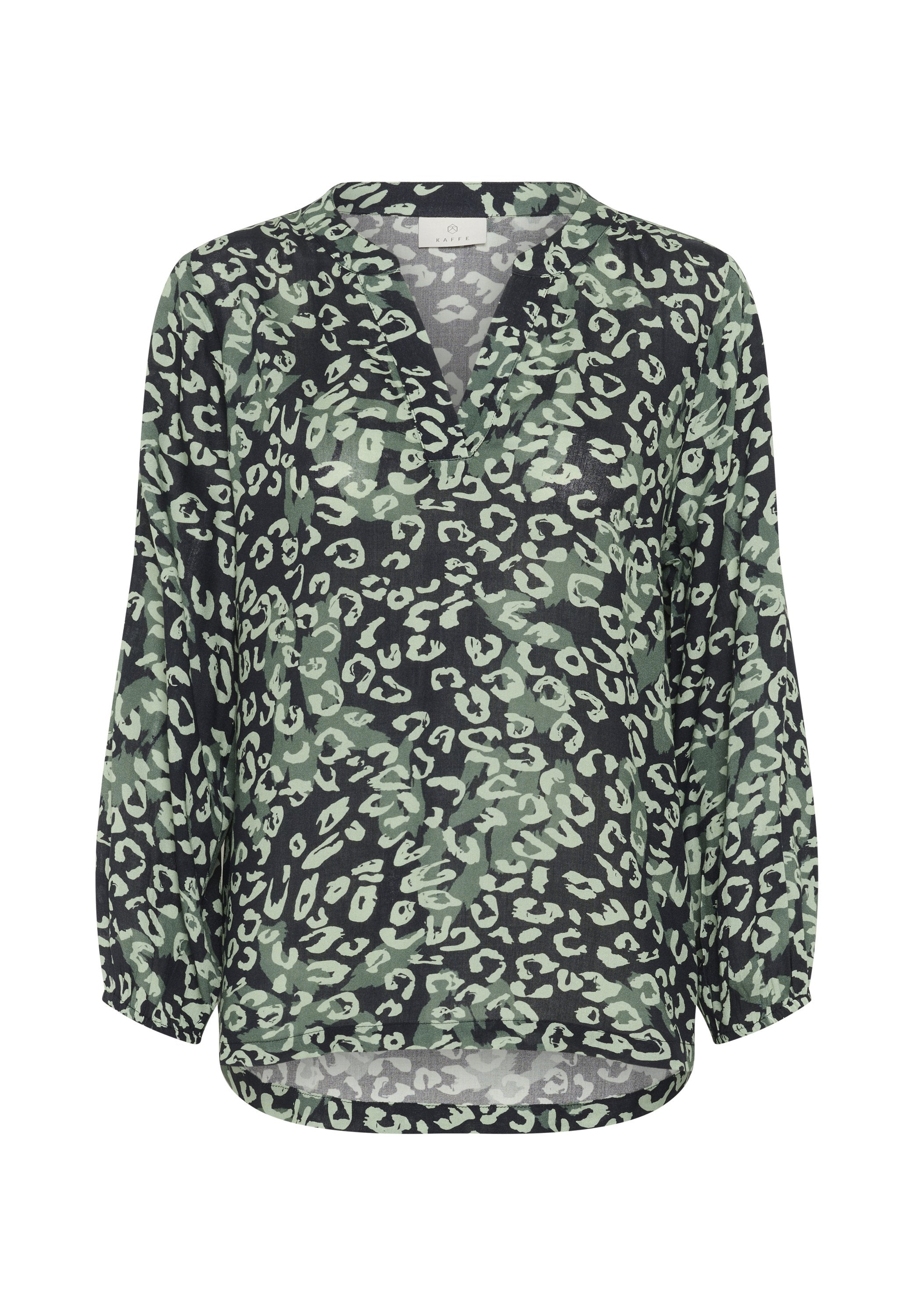 Schwarze Bluse mit grünem Leopardenmuster, V-Ausschnitt, langen Ärmeln und leicht gebogenem Saum. Hergestellt aus einem leichten, halbtransparenten Stoff.