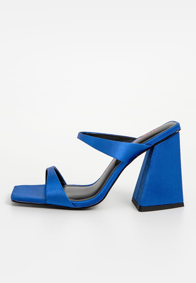 Blaue Satin-Pumps mit hochhackigem Design, Quadratzehen, kantigem Blockabsatz und doppelten Kreuzriemen, die eine glatte Textur und schwarze Innenauskleidung aufweisen.