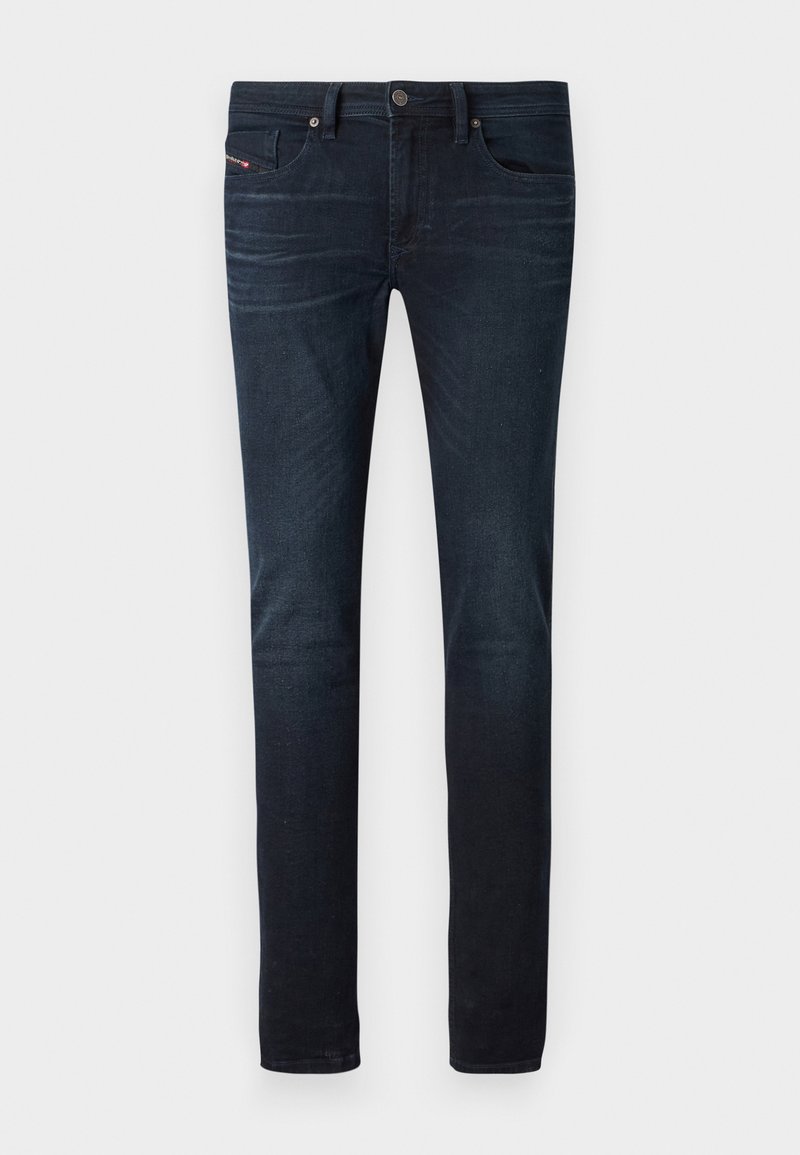 Dunkelblaue Slim-Fit-Jeans mit leichtem Verblassen an den Oberschenkeln, Fronttaschen, Gürtelschlaufen und Knopfverschluss an der Taille.
