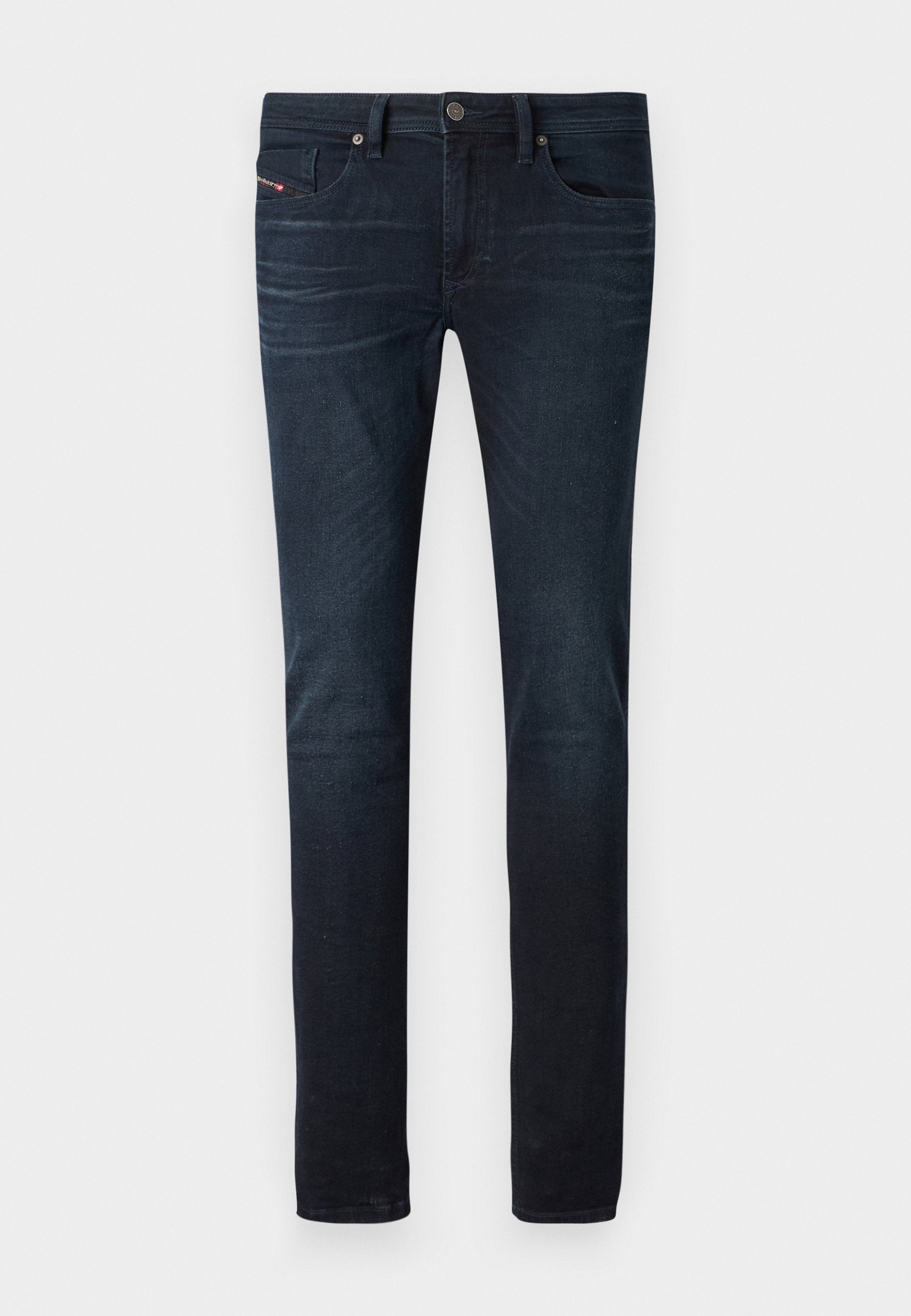 Dunkelblaue Slim-Fit-Jeans mit leichtem Verblassen an den Oberschenkeln, Fronttaschen, Gürtelschlaufen und Knopfverschluss an der Taille.