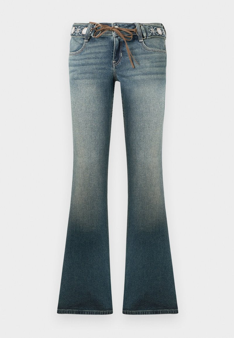 Ausgestellte Jeans aus Denim in einem Farbverlauf von Hell- zu Dunkelblau, mit einem bestickten Taillenbund und einem braunen Kordelzug als zusätzliches Detail.