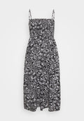 Schwarzes florales Midikleid mit figurbetontem Oberteil, verstellbaren Spaghettiträgern und einem gerafften Taillenbereich. Der Stoff hat eine weiche, leichtgewichtige Textur.