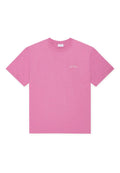 Kurzärmliges rosa Baumwoll-T-Shirt mit Rundhalsausschnitt und kleinem weißen Logo auf der Brust. Einfaches und unverziertes Design.