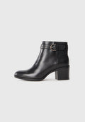Schwarze Leder-Stiefelette mit runder Zehe, kurzem Blockabsatz und dekorativem Schnallen-Detail. Besitzt seitliche Elastikeinsätze für zusätzlichen Komfort.