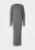 Graues geripptes Strickkleid, langärmlig, runder Ausschnitt, figurbetonte Silhouette, Midi-Länge, strukturierter Stoff mit vertikalen Linien.