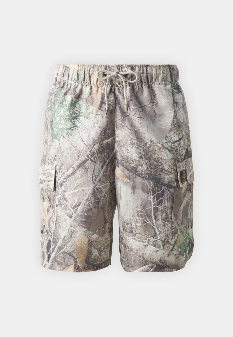 Tarn cargo-Shorts aus leichtem Material, mit verstellbarem Kordelzugbund, seitlichen Taschen und einer Mischung aus Erdtönen und Mustern.