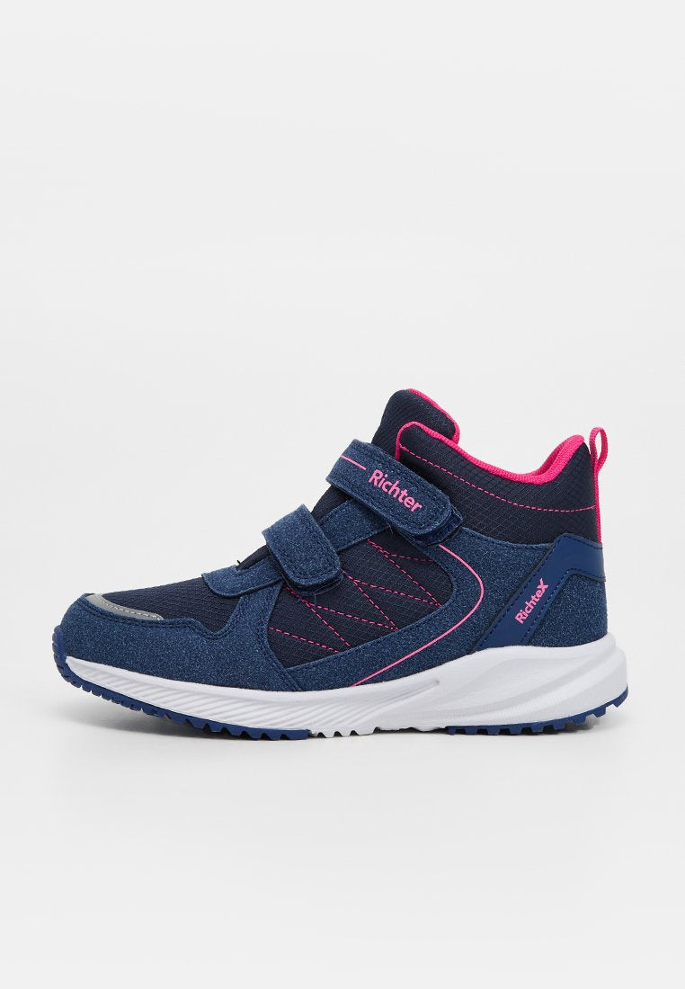 Marineblauer Kindersneaker mit pinken Akzenten, zwei Klettverschlüssen, strukturierter Sohle und "Richter"-Markierung auf dem Riemen und im Fersenbereich.