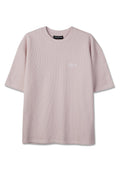 Hellrosa geripptes T-Shirt mit kurzen Ärmeln, Rundhalsausschnitt und kleinem weißen "Pegador"-Logo auf der linken Brust.