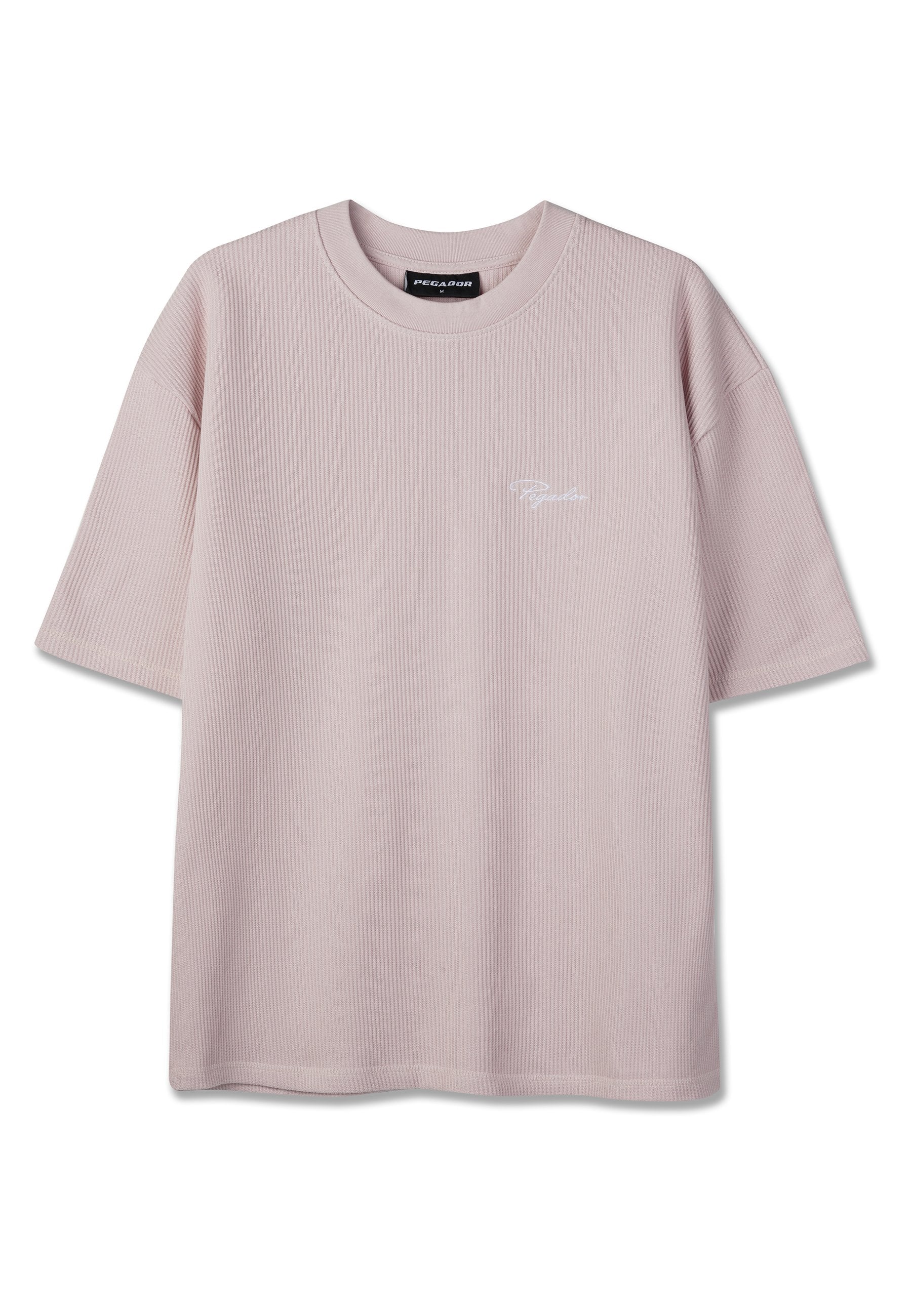 Hellrosa geripptes T-Shirt mit kurzen Ärmeln, Rundhalsausschnitt und kleinem weißen "Pegador"-Logo auf der linken Brust.