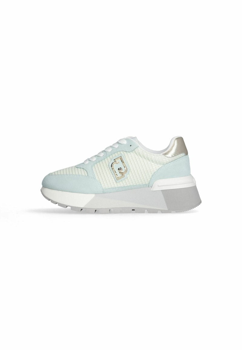 Hellblaue Sneaker aus strukturiertem Stoff mit Wildlederakzenten, ausgestattet mit einer metallisch-silbernen Ferse und einer dicken weißen und grauen Sohle.