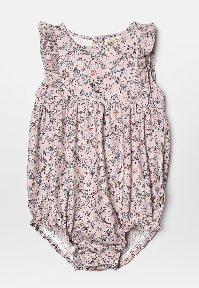 Rosa Jumpsuit mit Blumenmuster, Rüschenärmeln, gerafftem Bund und Druckknopfverschluss am Boden. Weicher Stoff mit subtiler Textur.