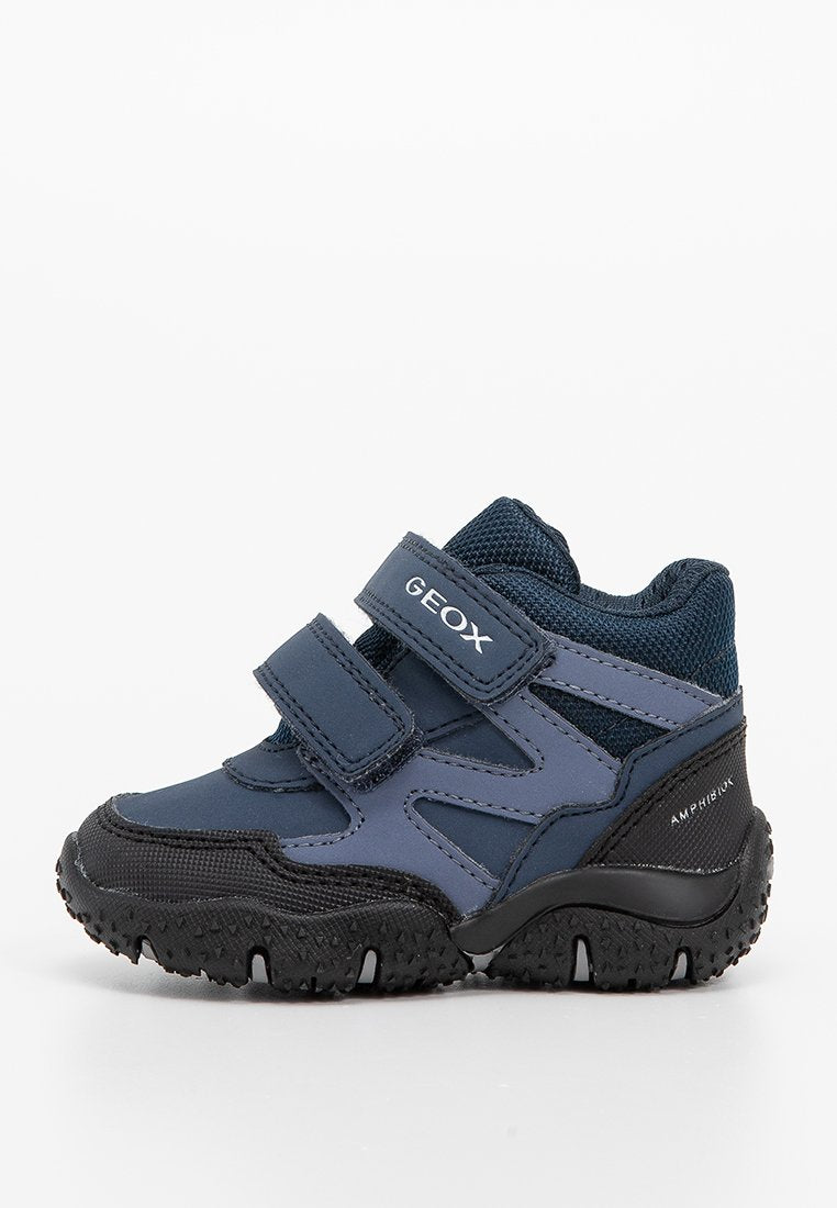 Navyblaues und schwarzes Kindersneaker für draußen mit zwei Klettverschlüssen und strukturierten Sohle, mit den Marken "Geox" und "Amphibiox" beschriftet.