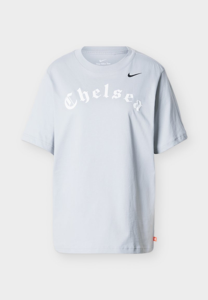 Hellgraues Nike-T-Shirt mit dem Schriftzug "Chelsea" in weißer altenglischer Schriftart und einem kleinen schwarzen Nike-Swoosh auf der Brust.
