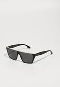 Schwarze quadratische Sonnenbrille mit grauen Gläsern, ausgestattet mit einem metallisch silbernen oberen Bügel und schlanken Bügeln. Das Gestell hat eine glänzende Oberfläche.