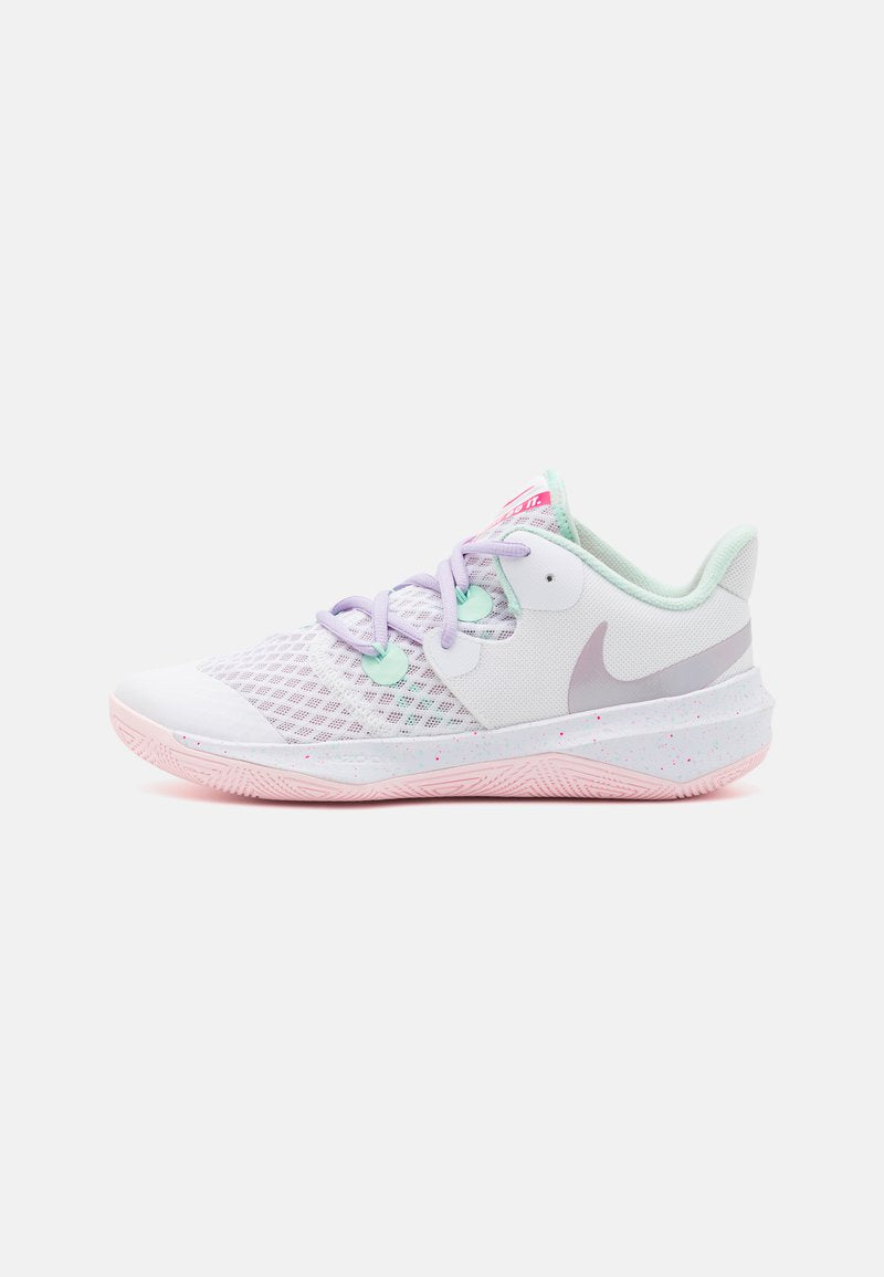 Leichtgewichtiger Sportschuh in Weiß, Lavendel und Mintgrün. Verfügt über ein Mesh-Design, gepolsterten Kragen und eine strukturierte rosa Sohle mit Sprenkeln.
